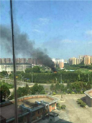 湖北消防工程公司:東莞一小學(xué)旁突發(fā)火災(zāi) 濃煙滾滾