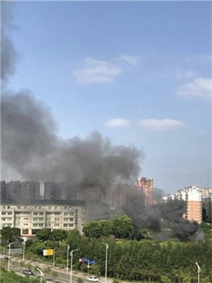 湖北消防工程公司:東莞一小學(xué)旁突發(fā)火災(zāi) 濃煙滾滾